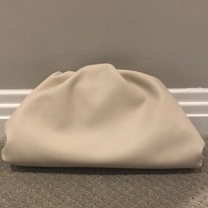 LOOKS LIKE SUMMER Cream leather pouch-like BV